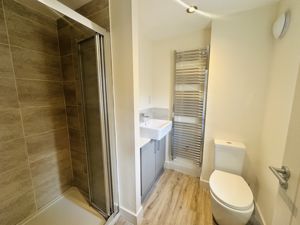 Ensuite - click for photo gallery